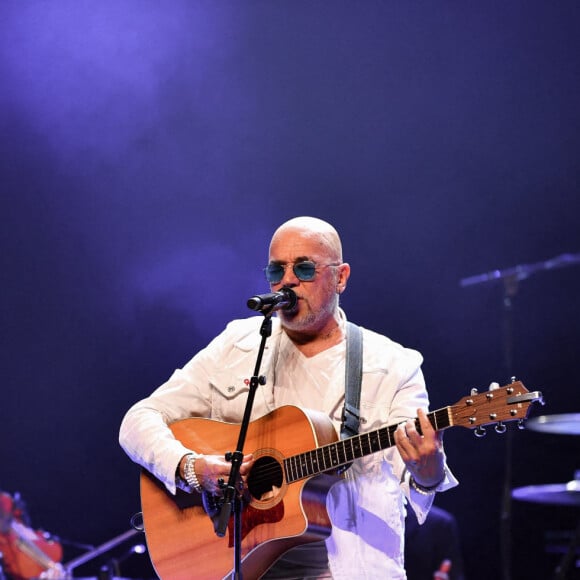 Pascal Obispo sur la scène de l'Olympia pour les 20 ans de la Fondation pour la recherche sur la maladie d'Alzheimer, le 18 mai 2024 à Paris, France. Photo par Christophe Meng/ABACAPRESS.COM