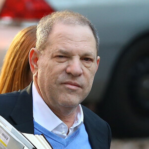 La raison ? L'ex-producteur n'aurait pas bénéficié d'un procès "équitable". 
Le producteur déchu Harvey Weinstein, accusé par des dizaines de femmes d'agressions sexuelles et de viols, s'est présenté vendredi à un commissariat du sud de Manhattan, avant une probable inculpation à New York le 25 mai 2018.