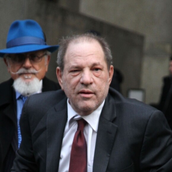 Les accusatrices d'Harvey Weinstein sont sorties du silence et ont regretté cette décision "injuste". 
Harvey Weinstein quitte le tribunal après la fin de la troisième journée de délibérations à New York. L'ancien producteur de cinéma risque la prison à vie si le jury composé de sept hommes et cinq femmes le condamne à New York. Le 20 février 2020