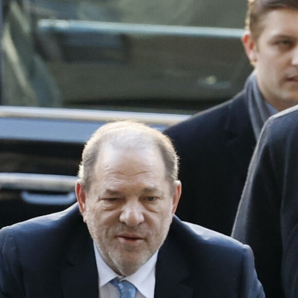 Jeudi 25 avril la Cour d'appel de New York s'est prononcée en faveur de l'annulation de sa peine. 
Le producteur Harvey Weinstein arrive à la Cour suprême de l'État de New York pour son procès pour agression sexuelle à New York City, New York, États-Unis, le 24 février 2020.