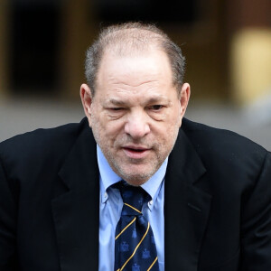 Harvey Weinstein, en déambulateur, à la sortie du tribunal à New York, auprès de son avocate D. Rotunno. 80 femmes ont déposé une plainte contre le magnat du cinéma pour agressions sexuelles. Le 24 janvier 2020.