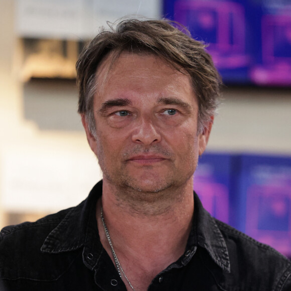 
David Hallyday signe son livre au Festival du livre de Paris, au Grand Palais éphémère, le 14 avril 2024. Photo : Thibaud MORITZ/ABACAPRESS.COM