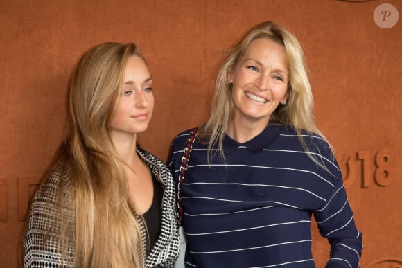 Emma, sa cadette, également le fruit de son histoire d'amour avec Estelle, est âgée de 26 ans.
Smet et Estelle Lefebure au village lors des Internationaux de France de tennis à l'arène Roland-Garros le 06 juin 2018 à Paris, France. Photo by Nasser Berzane/ABACAPRESS.COM