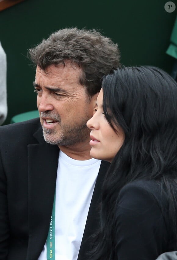 Lorsqu'il est encore adolescent, sa mère quitte son père
 
Arnaud Lagardère et sa femme Jade Foret (Lagardère) - People aux Internationaux de France de tennis de Roland Garros à Paris, le 29 mai 2014.