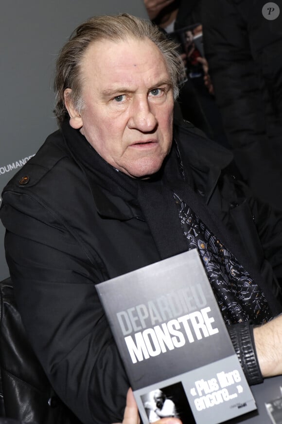 Gérard Depardieu - Salon du livre à la porte de Versailles à Paris le 18 mars 2018. © Cédric Perrin/Bestimage 