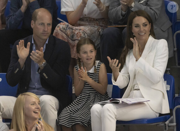 Le prince William, duc de Cambridge, et Catherine (Kate) Middleton, duchesse de Cambridge, avec la princesse Charlotte de Cambridge assistent au Jeux du Commonwealth au centre sportif de l'Université de Birmingham le 2 aout 2022.