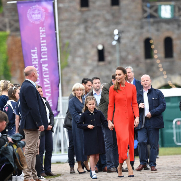 Catherine (Kate) Middleton, duchesse de Cambridge, et la princesse Charlotte de Cambridge en visite au château de Cardiff, Royaume Uni, le 4 juin 2022, à l'occasion du jubilé de platine de la reine d'Angleterre. 