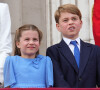 Charlotte est déjà un modèle pour les autres enfants de la famille royale !
La princesse Charlotte de Cambridge, le prince George - Les membres de la famille royale regardent le défilé Trooping the Colour depuis un balcon du palais de Buckingham à Londres lors des célébrations du jubilé de platine de la reine