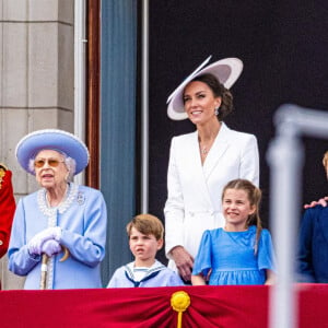 Kate l'avait confié lors d'une sortie-spectacle, avouant qu'elle se baladait même avec ses affaires de ballet dans la maison
Le prince Charles, prince de Galles, La reine Elisabeth II d'Angleterre, Catherine (Kate) Middleton, duchesse de Cambridge, le prince Louis de Cambridge, la princesse Charlotte de Cambridge, le prince George de Cambridge et le prince William, duc de Cambridge, - Les membres de la famille royale saluent la foule depuis le balcon du Palais de Buckingham, lors de la parade militaire "Trooping the Colour" dans le cadre de la célébration du jubilé de platine (70 ans de règne) de la reine Elizabeth II à Londres, le 2 juin 2022. 