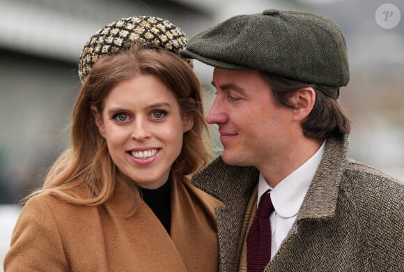 C'est ce qu'a confirmé la princesse Beatrice d'York
La princesse Beatrice d'York et son mari Edoardo Mapelli Mozzi - Les membres de la famille royale d'Angleterre assistent au Cheltenham Festival, les courses de Cheltenham - jour 3 le 14 mars 2024. 