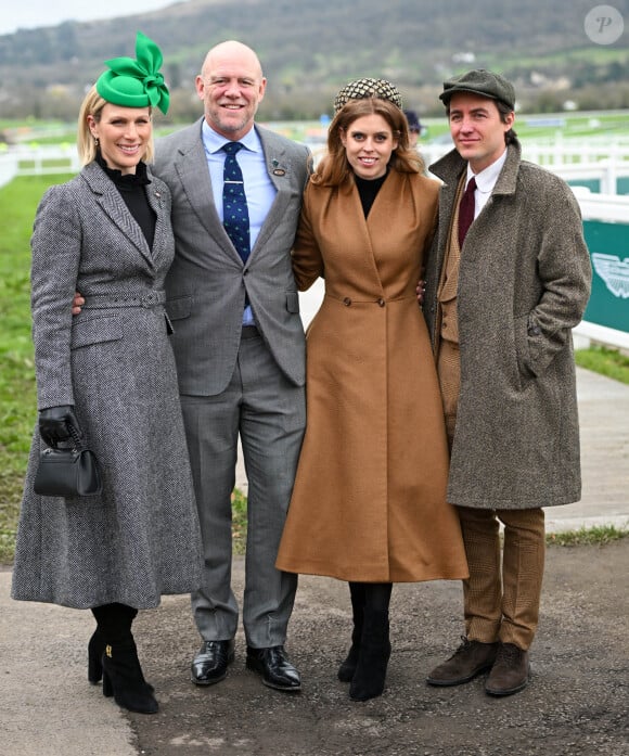 En révélant que sa fille Sienna, bientôt 3 ans, partageait une passion commune avec sa cousine
La princesse Beatrice d'York, son mari Edoardo Mapelli Mozzi, Zara Phillips (Zara Tindall) et son mari Mike Tindall - Cheltenham Festival 2024 - jour 3 à l'hippodrome de Cheltenham, Royaume Uni, le 14 mars 2024.