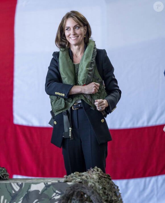 Catherine (Kate) Middleton, princesse de Galles, lors d'une visite à la Royal Naval Air Station (RNAS) Yeovilton, près de Yeovil dans le Somerset, l'une des deux principales stations aériennes de la Royal Navy et l'un des aérodromes militaires les plus fréquentés du Royaume-Uni, le lundi 18 septembre 2023.