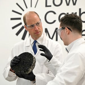 Le prince William, prince de Galles, visite la société Low Carbon Materials à Seaham, le 30 avril 2024. L'entreprise travaille à créer des alternatives de matériaux de construction à faible émission de carbone. 