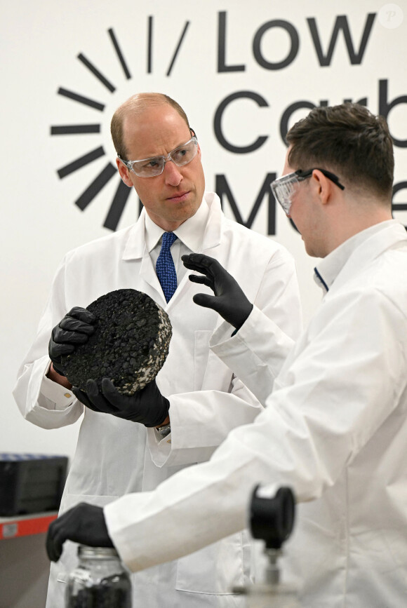 Le prince William, prince de Galles, visite la société Low Carbon Materials à Seaham, le 30 avril 2024. L'entreprise travaille à créer des alternatives de matériaux de construction à faible émission de carbone. 