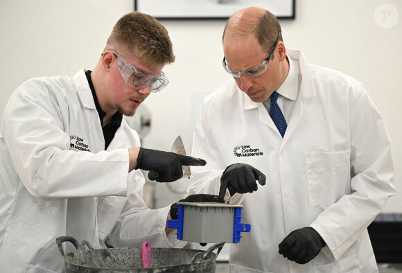 Le prince William, prince de Galles, visite la société Low Carbon Materials à Seaham, le 30 avril 2024. L'entreprise travaille à créer des alternatives de matériaux de construction à faible émission de carbone. 