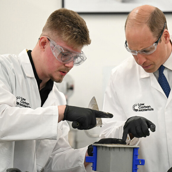 Le prince William, prince de Galles, visite la société Low Carbon Materials à Seaham, le 30 avril 2024. L'entreprise travaille à créer des alternatives de matériaux de construction à faible émission de carbone. 