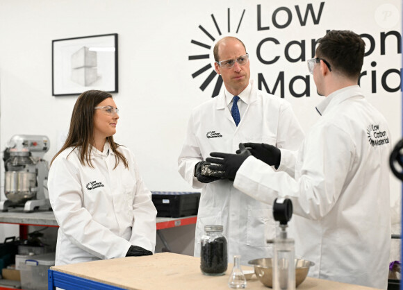 Le prince William, prince de Galles, visite la société Low Carbon Materials à Seaham, le 30 avril 2024. L'entreprise travaille à créer des alternatives de matériaux de construction à faible émission de carbone. 