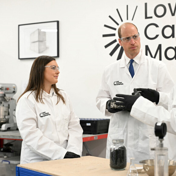 Le prince William, prince de Galles, visite la société Low Carbon Materials à Seaham, le 30 avril 2024. L'entreprise travaille à créer des alternatives de matériaux de construction à faible émission de carbone. 