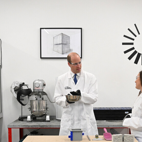 Le prince William, prince de Galles, visite la société Low Carbon Materials à Seaham, le 30 avril 2024. L'entreprise travaille à créer des alternatives de matériaux de construction à faible émission de carbone. 