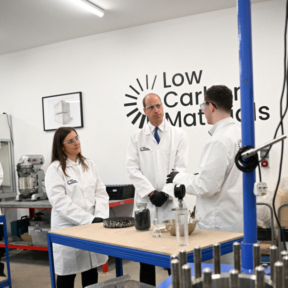 Le prince William, prince de Galles, visite la société Low Carbon Materials à Seaham, le 30 avril 2024. L'entreprise travaille à créer des alternatives de matériaux de construction à faible émission de carbone. 