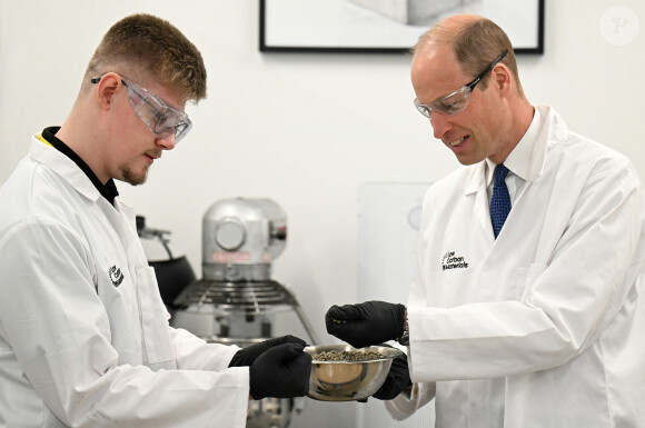 Le prince William, prince de Galles, visite la société Low Carbon Materials à Seaham, le 30 avril 2024. L'entreprise travaille à créer des alternatives de matériaux de construction à faible émission de carbone. 