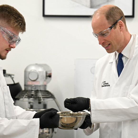 Le prince William, prince de Galles, visite la société Low Carbon Materials à Seaham, le 30 avril 2024. L'entreprise travaille à créer des alternatives de matériaux de construction à faible émission de carbone. 