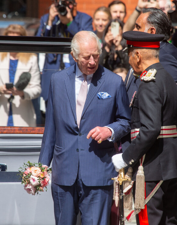 Première sortie officielle du roi Charles III d'Angleterre, accompagné de Camilla Parker Bowles, reine consort d'Angleterre, quittant le Macmillan Cancer Centre de l'University College Hospital à Londres, le 30 avril 2024.