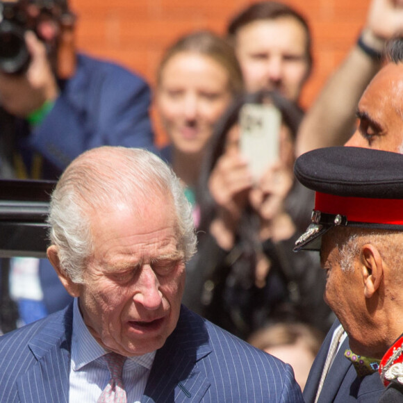 Première sortie officielle du roi Charles III d'Angleterre, accompagné de Camilla Parker Bowles, reine consort d'Angleterre, quittant le Macmillan Cancer Centre de l'University College Hospital à Londres, le 30 avril 2024.