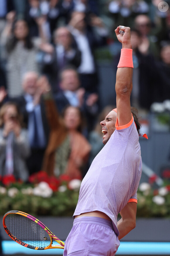 Rafael Nadal - Rafael Nadal Vainqueur de Pedro Cachin en seizièmes de finale du tournoi de tennis Mutua sous les yeux de sa femme et son fils à Madrid le 29 avril 2024. 