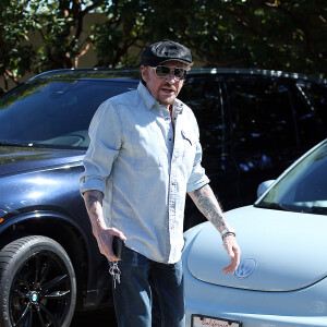 Le chanteur a vécu un an de traitements très agressifs. 
Johnny Hallyday, arrive au restaurant "Soho House" à Malibu, le 09 mars 2017. 