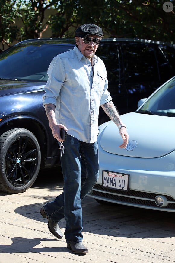 Le chanteur a vécu un an de traitements très agressifs. 
Johnny Hallyday, arrive au restaurant "Soho House" à Malibu, le 09 mars 2017. 