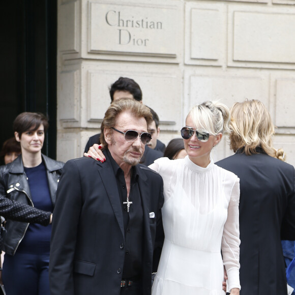 Toujours soutenu par sa femme. 
Johnny Hallyday et sa femme Laeticia - Arrivées au défilé de mode Haute-Couture automne-hiver 2016/2017 "Christian Dior" à Paris. Le 4 juillet 2016 