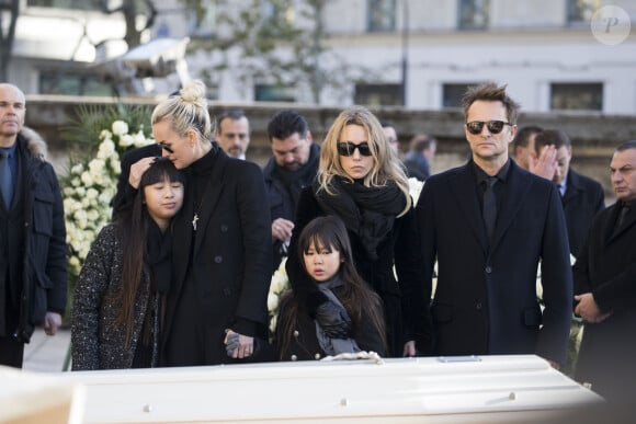 Et par sa famille, finalement réunie pour ses obsèques à la fin de l'année. 
Laeticia Hallyday, ses filles Jade et Joy, Laura Smet et David Hallyday devant le cercueil de Johnny Hallyday - Arrivées des personnalités en l'église de La Madeleine pour les obsèques de Johnny Hallyday à Paris. Le 9 décembre 2017 