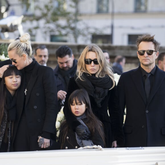 Et par sa famille, finalement réunie pour ses obsèques à la fin de l'année. 
Laeticia Hallyday, ses filles Jade et Joy, Laura Smet et David Hallyday devant le cercueil de Johnny Hallyday - Arrivées des personnalités en l'église de La Madeleine pour les obsèques de Johnny Hallyday à Paris. Le 9 décembre 2017 