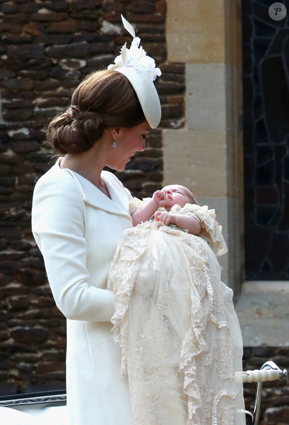Rapportant plus de 4 millards d'euros en 4 mois ! 
Catherine Kate Middleton, la duchesse de Cambridge et sa fille la princesse Charlotte de Cambridge - Sorties après le baptême de la princesse Charlotte de Cambridge à l'église St. Mary Magdalene à Sandringham, le 5 juillet 2015. 