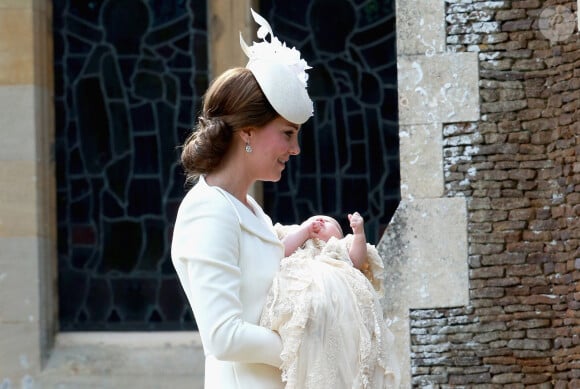 Catherine Kate Middleton, la duchesse de Cambridge et sa fille la princesse Charlotte de Cambridge - Sorties après le baptême de la princesse Charlotte de Cambridge à l'église St. Mary Magdalene à Sandringham, le 5 juillet 2015. 