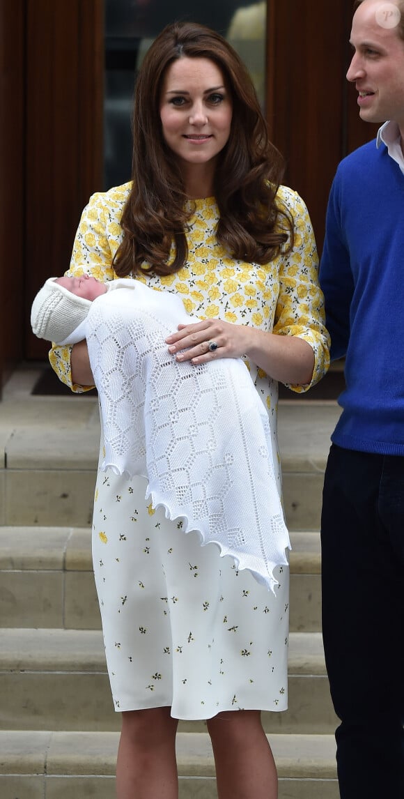 Le prince William, la duchesse de Cambridge, Catherine Kate Middleton, et leur fille, la princesse Charlotte de Cambridge, posent devant l'hôpital St-Mary de Londres où elle a accouché le matin même. 2 Mai 2015 