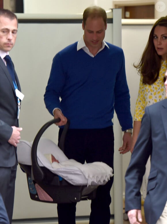 En effet, les ventes de sa tenue pour sa première apparition avaient explosé. 
Le prince William, la duchesse de Cambridge, Catherine Kate Middleton, et leur fille, la princesse Charlotte de Cambridge, posent devant l'hôpital St-Mary de Londres où elle a accouché le matin même. 2 Mai 2015 