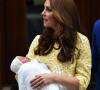 Et ce, depuis le jour de sa naissance ! 
Le prince William, la duchesse de Cambridge, Catherine Kate Middleton, et leur fille, la princesse Charlotte de Cambridge, posent devant l'hôpital St-Mary de Londres où elle a accouché le matin même. 2 Mai 2015 