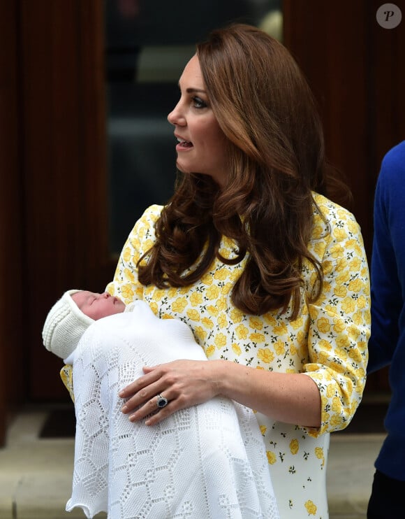 Et ce, depuis le jour de sa naissance ! 
Le prince William, la duchesse de Cambridge, Catherine Kate Middleton, et leur fille, la princesse Charlotte de Cambridge, posent devant l'hôpital St-Mary de Londres où elle a accouché le matin même. 2 Mai 2015 