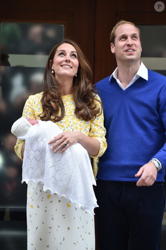 Le prince William, la duchesse de Cambridge, Catherine Kate Middleton, et leur fille, la princesse Charlotte de Cambridge, posent devant l'hôpital St-Mary de Londres où elle a accouché le matin même. 2 Mai 2015 