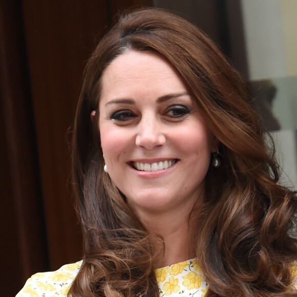 Le prince William, la duchesse de Cambridge, Catherine Kate Middleton, et leur fille, la princesse Charlotte de Cambridge, posent devant l'hôpital St-Mary de Londres où elle a accouché le matin même. 2 Mai 2015 