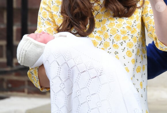 Le prince William, la duchesse de Cambridge, Catherine Kate Middleton, et leur fille, la princesse Charlotte de Cambridge, posent devant l'hôpital St-Mary de Londres où elle a accouché le matin même. 2 Mai 2015 