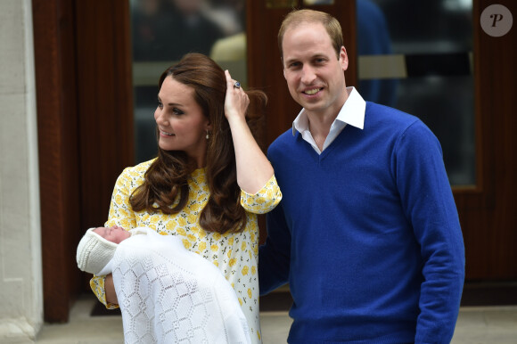 Le prince William, la duchesse de Cambridge, Catherine Kate Middleton, et leur fille, la princesse Charlotte de Cambridge, posent devant l'hôpital St-Mary de Londres où elle a accouché le matin même. 2 Mai 2015 