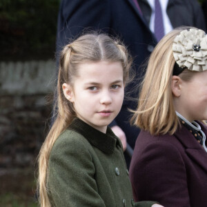 Et ses tenues sont encore étudiées neuf ans plus tard ! 
La princesse Charlotte de Galles, Mia Tindall - Les membres de la famille royale britannique lors de la messe du matin de Noël en l'église St-Mary Magdalene à Sandringham, le 25 décembre 2023. 