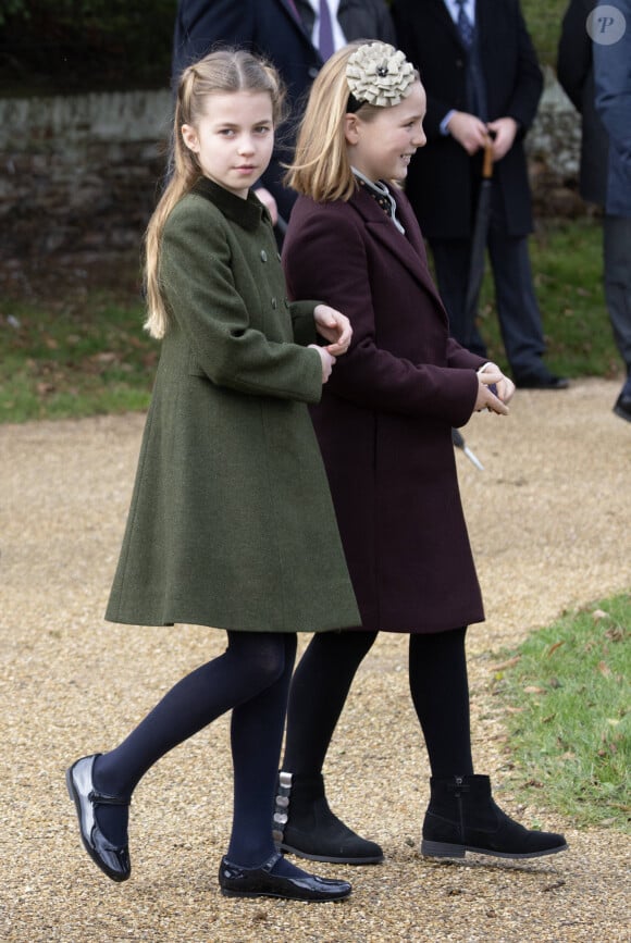 Et ses tenues sont encore étudiées neuf ans plus tard ! 
La princesse Charlotte de Galles, Mia Tindall - Les membres de la famille royale britannique lors de la messe du matin de Noël en l'église St-Mary Magdalene à Sandringham, le 25 décembre 2023. 