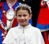 A 9 ans, la princesse Charlotte de Galles est déjà une petite icône de mode. 
La princesse Charlotte de Galles - La famille royale britannique salue la foule sur le balcon du palais de Buckingham lors de la cérémonie de couronnement du roi d'Angleterre à Londres. 