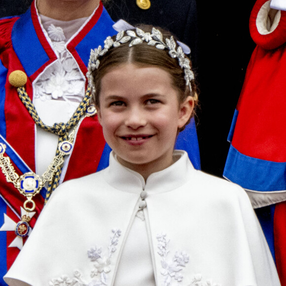 A 9 ans, la princesse Charlotte de Galles est déjà une petite icône de mode. 
La princesse Charlotte de Galles - La famille royale britannique salue la foule sur le balcon du palais de Buckingham lors de la cérémonie de couronnement du roi d'Angleterre à Londres. 