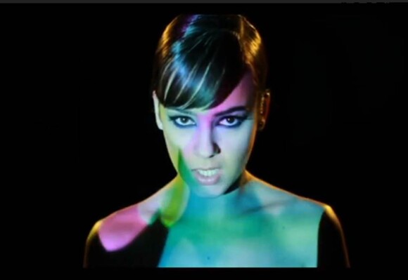 Alizée dévoilera le 29 mars 2010 son nouvel album, Une Enfant du siècle : mais, déjà, elle irradie, insaisissable pin-up, le clip de Les Collines