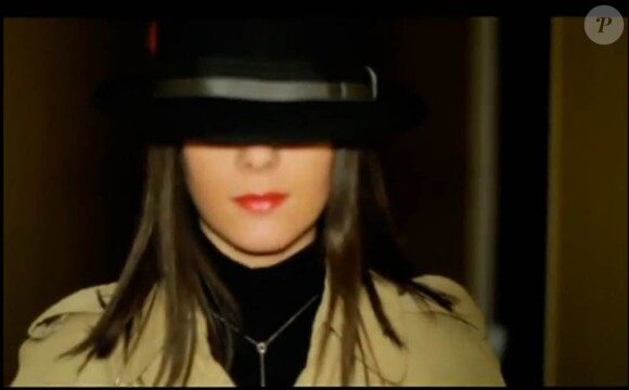 Alizée dévoilera le 29 mars 2010 son nouvel album, Une Enfant du siècle : mais, déjà, elle irradie, insaisissable pin-up, le clip de Les Collines
